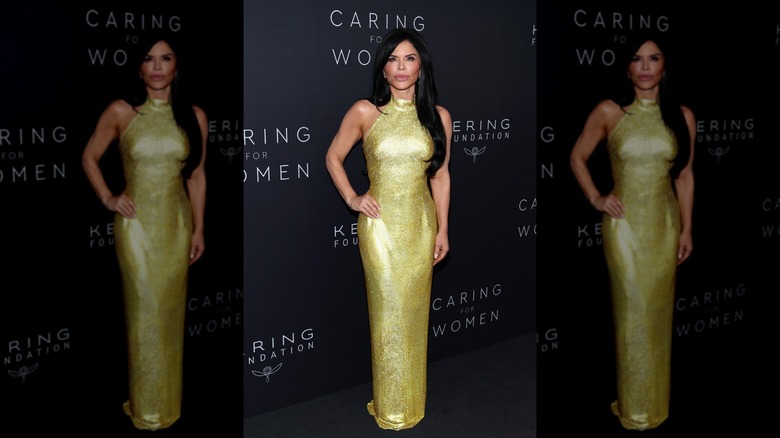 Lauren Sánchez Bezos hace pucheros con un vestido dorado con cuello halter.