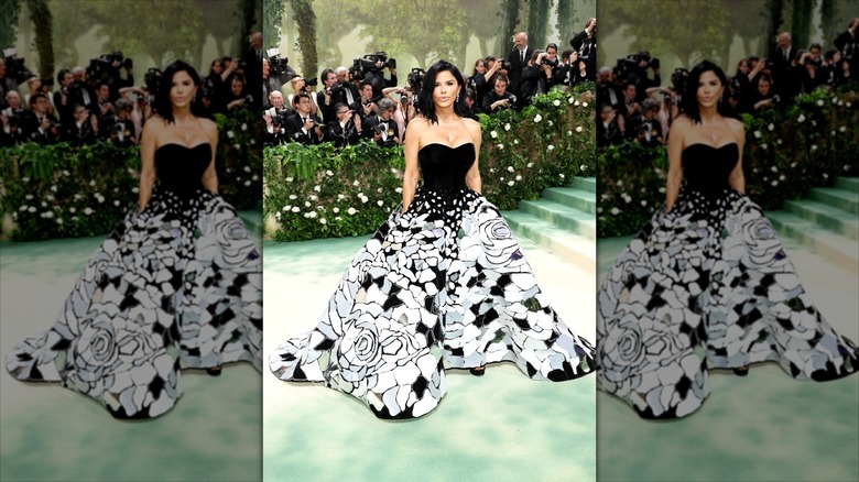 Lauren Sánchez Bezos posa luciendo un vestido de gala en la Met Gala.