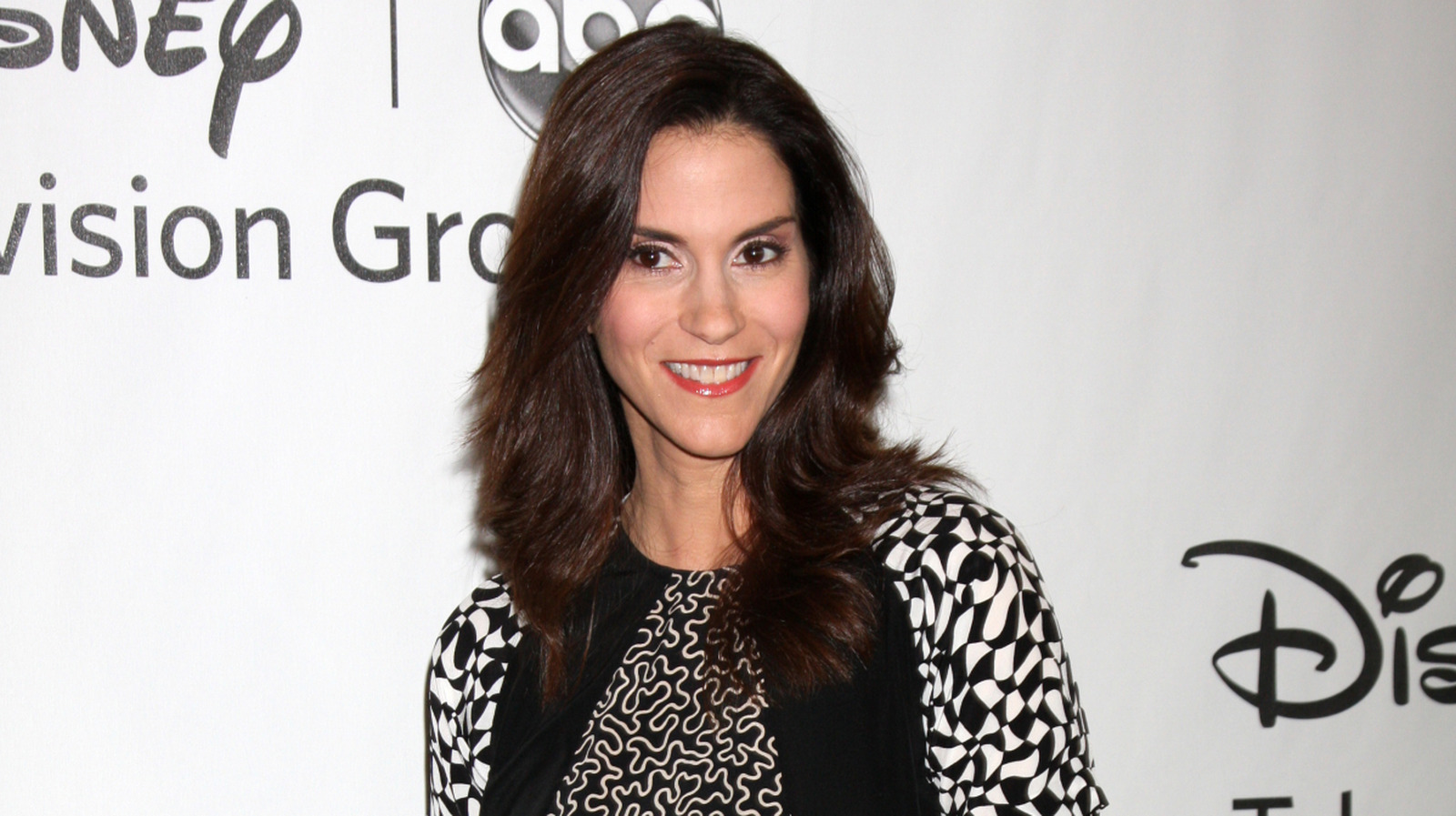 El icónico actor de los 80 Jami Gertz hace que la transición a las canas luzca tan elegante