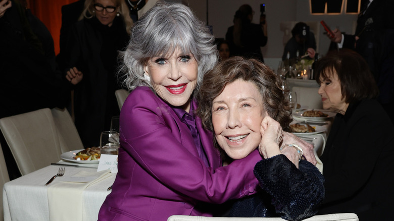 Jane Fonda y Lily Tomlin asisten a los premios WIF que celebran los 50 años presentados por Max Mara el 30 de noviembre de 2023