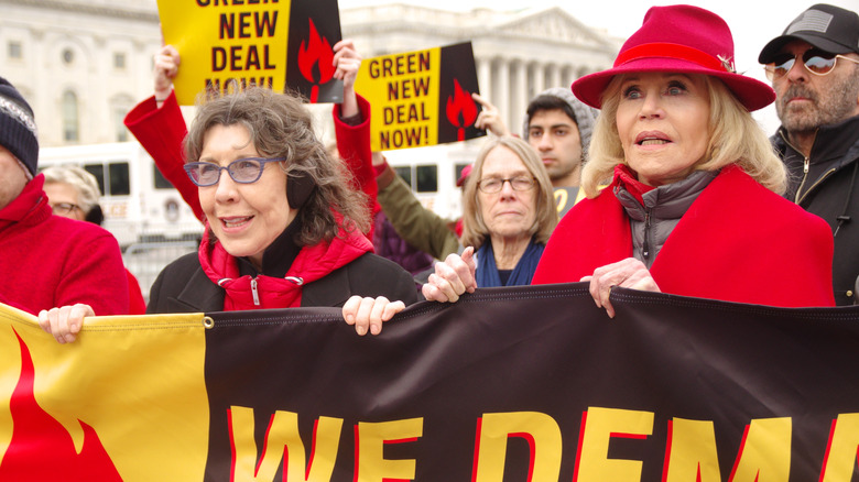 Lily Tomlin y Jane Fonda encabezan una marcha de protesta contra el cambio climático los viernes con simulacros de incendio hacia el Capitolio de los Estados Unidos, diciembre de 2019