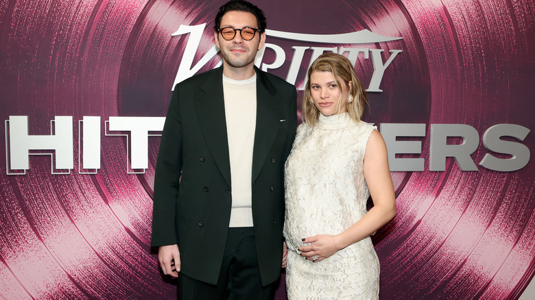 Sofia Riche con un vestido blanco posando con su marido Elliot Grainge