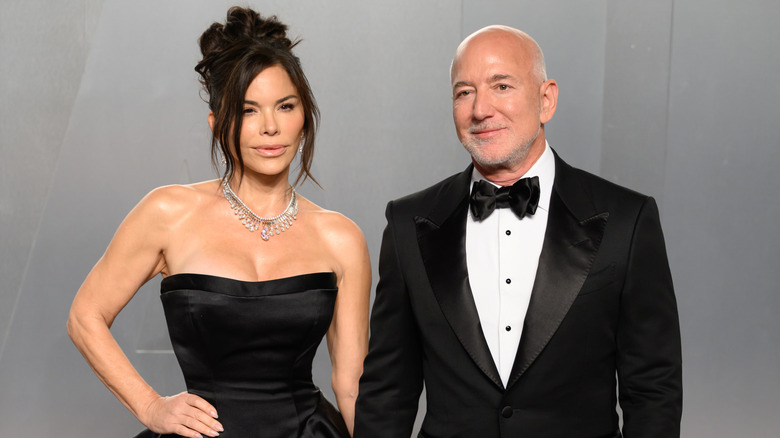 Lauren Sánchez Bezos y Jeff Bezos con traje formal de etiqueta para la fiesta de los Oscar 2026 de Vanity Fair