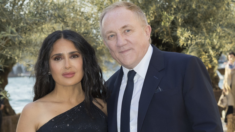 Salma Hayek y Francois-Henri Pinault posan juntos al aire libre en mayo de 2026