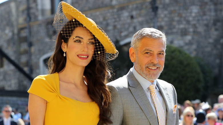 George y Amal Clooney con vestido amarillo en la boda real del príncipe Harry y Meghan Markle