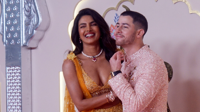 Priyanka Chopra y Nick Jonas posando juntos en el Lagna Vidhi de la boda de Anant Ambani y Radhika Merchant