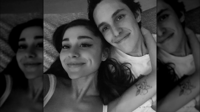 Ariana Grande y Dalton Gomez posan para una selfie en blanco y negro