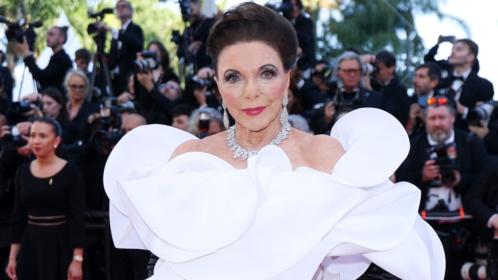 La mirada de Joan Collins en Cannes a 92 resuelve el argumento: robarse el espectáculo no es solo para los jóvenes