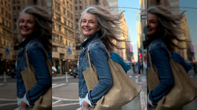 Paulina Porizkova fotografiada por su prometido haciendo recados en Nueva York en marzo de 2025.