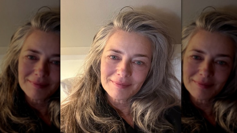 Paulina Porizkova posa en la cama para un selfie el día de Año Nuevo.