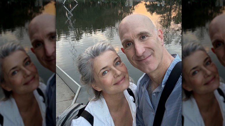 Paulina Porizkova posando junto a su prometido Jeff Greenstein junto al agua en febrero de 2026.