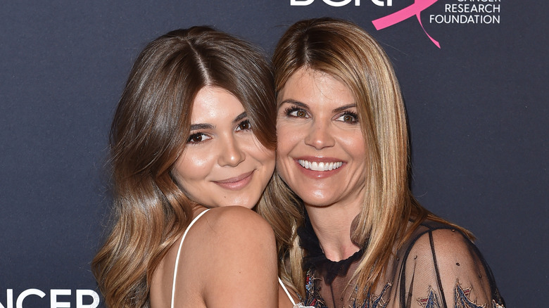 Olivia Jade Giannulli y Lori Loughlin sonriendo