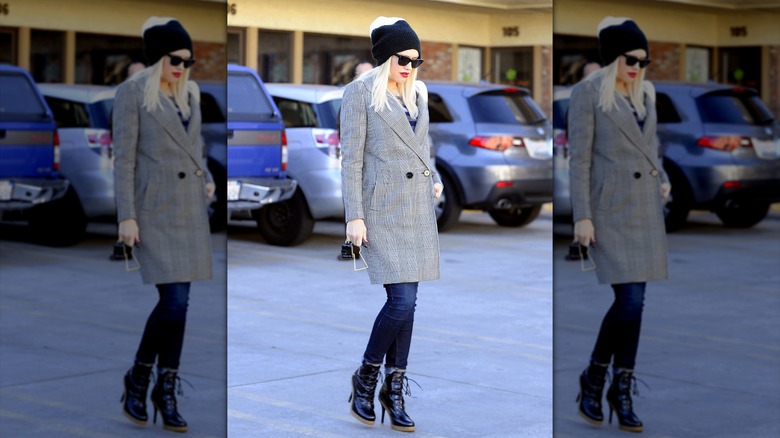 Gwen Stefani oculta su panza con un abrigo grueso y extragrande