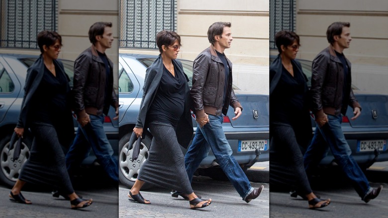 Halle Berry con top y falda elásticos durante el embarazo