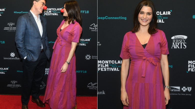 Rachel Weisz con un vestido cruzado rosa durante el embarazo