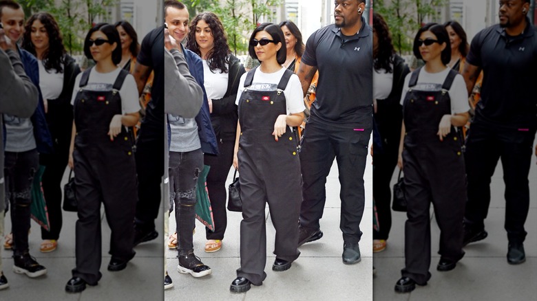 Kourtney Kardashian usando un mono durante el embarazo