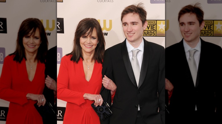 Sally Field y su hijo Sam Greisman asisten a los Critics' Choice Movie Awards en 2013