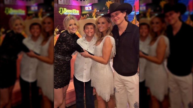 Reese Witherspoon posa para una foto de cumpleaños con sus tres hijos en una publicación de Instagram.