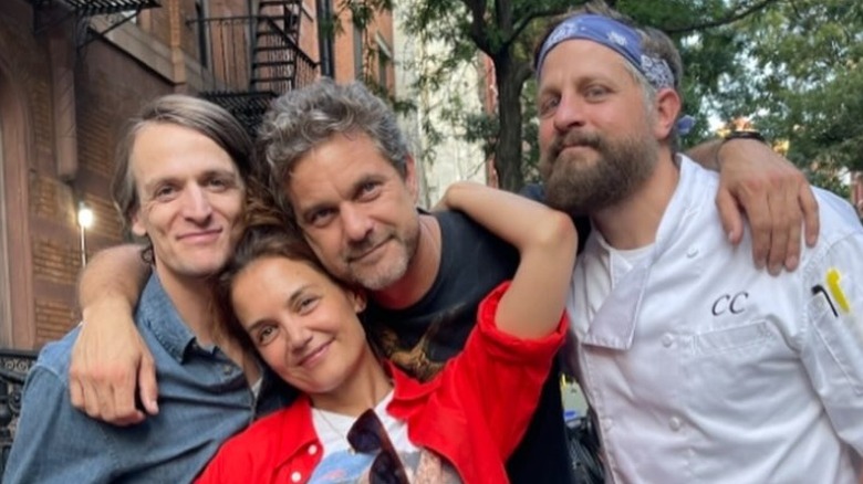 Katie Holmes y Joshua Jackson (centro) promocionan su película Happy Hours