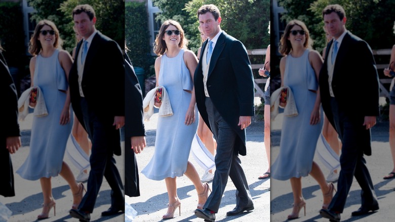 La princesa Eugenia con un vestido azul mientras camina con Jack Brooksbank