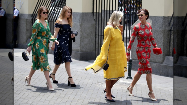 La princesa Eugenia y la princesa Beatriz con vestidos florales en una boda en Perú