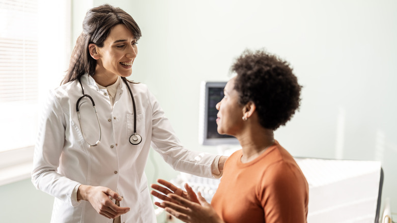Doctora y paciente en la sala de examen