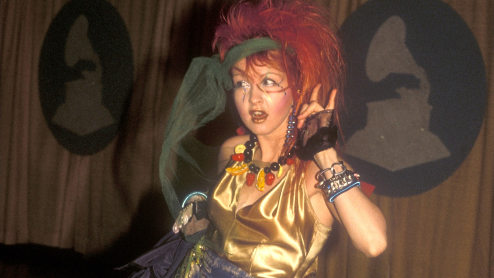 Fotos retrospectivas de las alfombras rojas de los Grammy de los 80 que resaltan la moda divertida