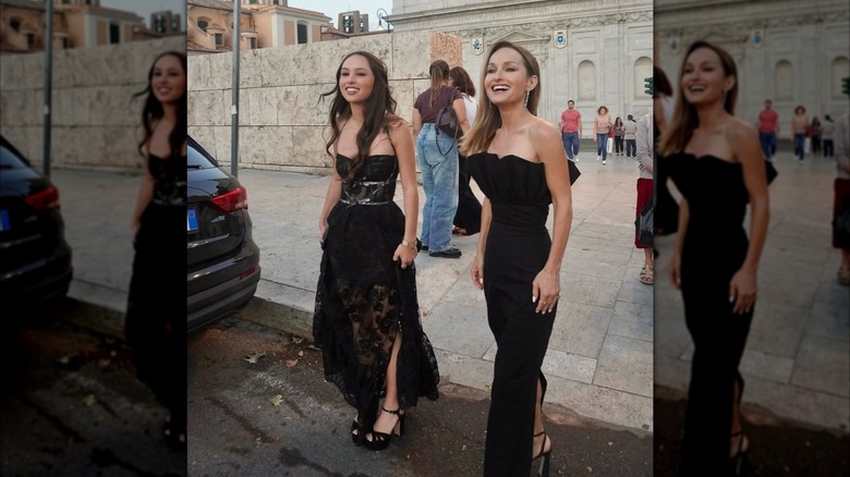 Giada de Laurentiis y su hija Jade posan para una foto mientras están de vacaciones en Italia