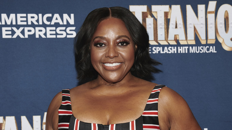 Sherri Shepherd con un vestido de rayas