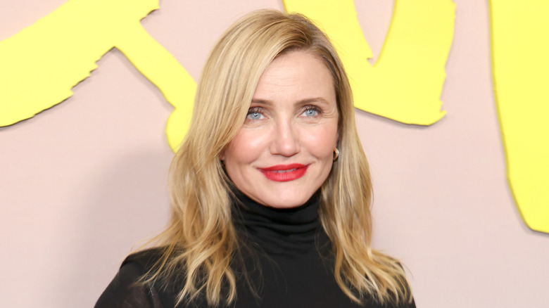 Cameron Diaz usando lápiz labial rojo