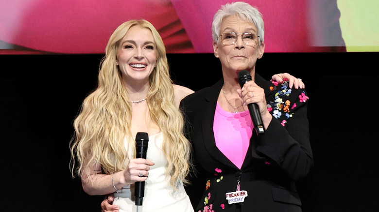 Lindsay Lohan y Jamie Lee Curtis sonriendo juntas en el escenario.