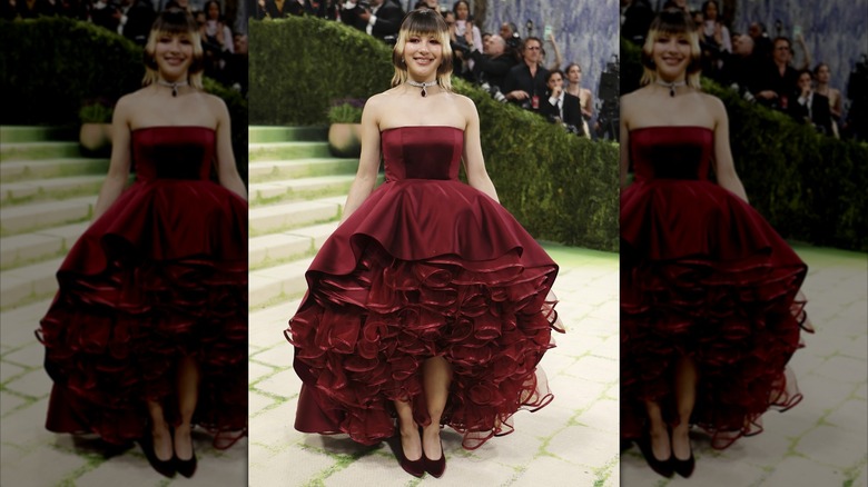 Alysa Liu con vestido burdeos en la Met Gala 2026