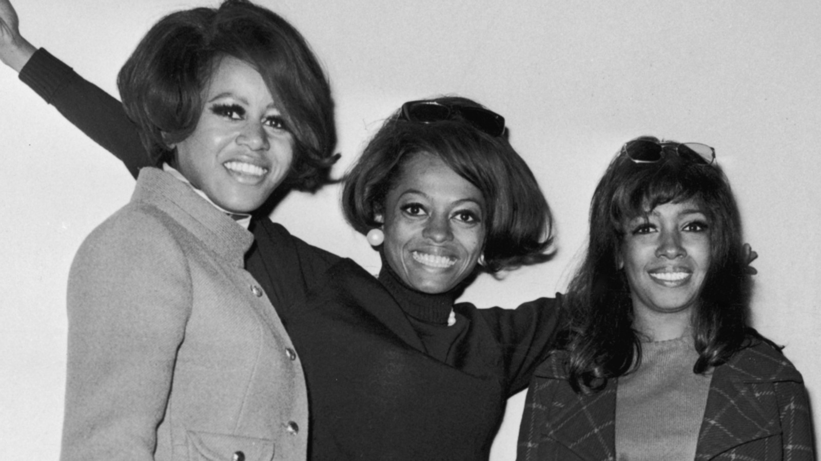 Atuendos de celebridades de los años 60 que definen el estilo de la época