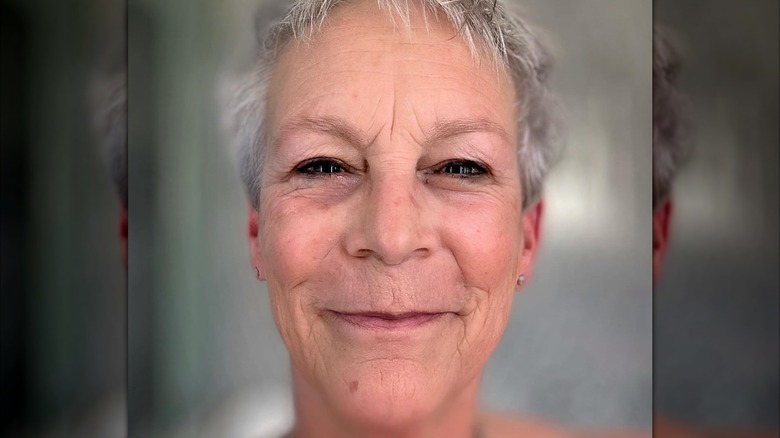 Jamie Lee Curtis sonriendo en una selfie en primer plano.