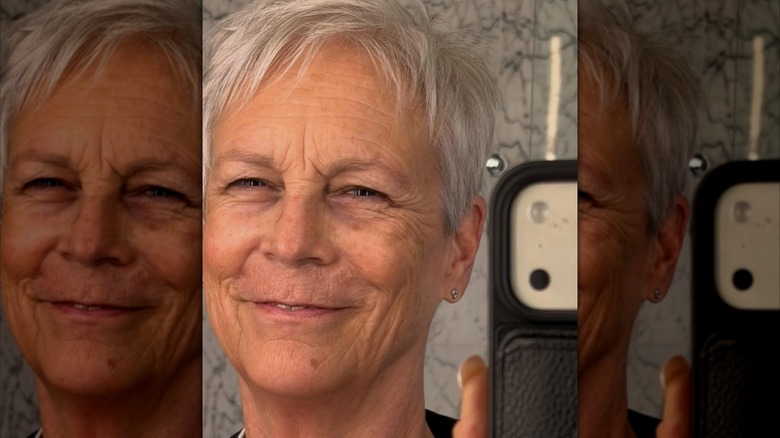 Jamie Lee Curtis sonriendo en una selfie en el espejo.
