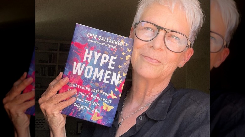 Jamie Lee Curtis sosteniendo el libro Hype Women junto a su cara.