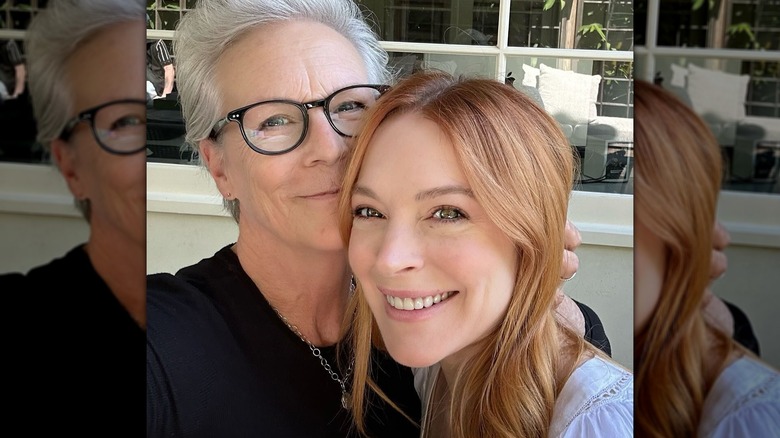 Jamie Lee Curtis y Lindsay Lohan sonriendo juntas en una selfie.