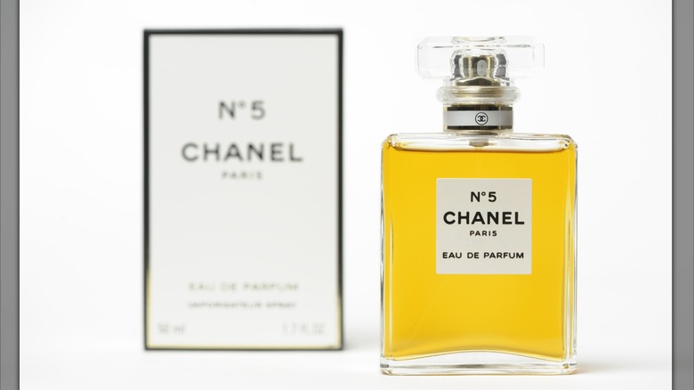 Una botella de Chanel No. 5.