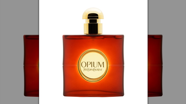 Una botella de Opio YSL.