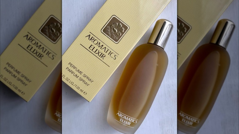 Una botella de Clinique Aromatics Elixir.