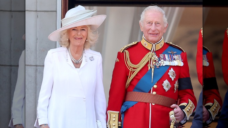 El rey Carlos y la reina Camilla en la ceremonia Trooping the Colour en 2025