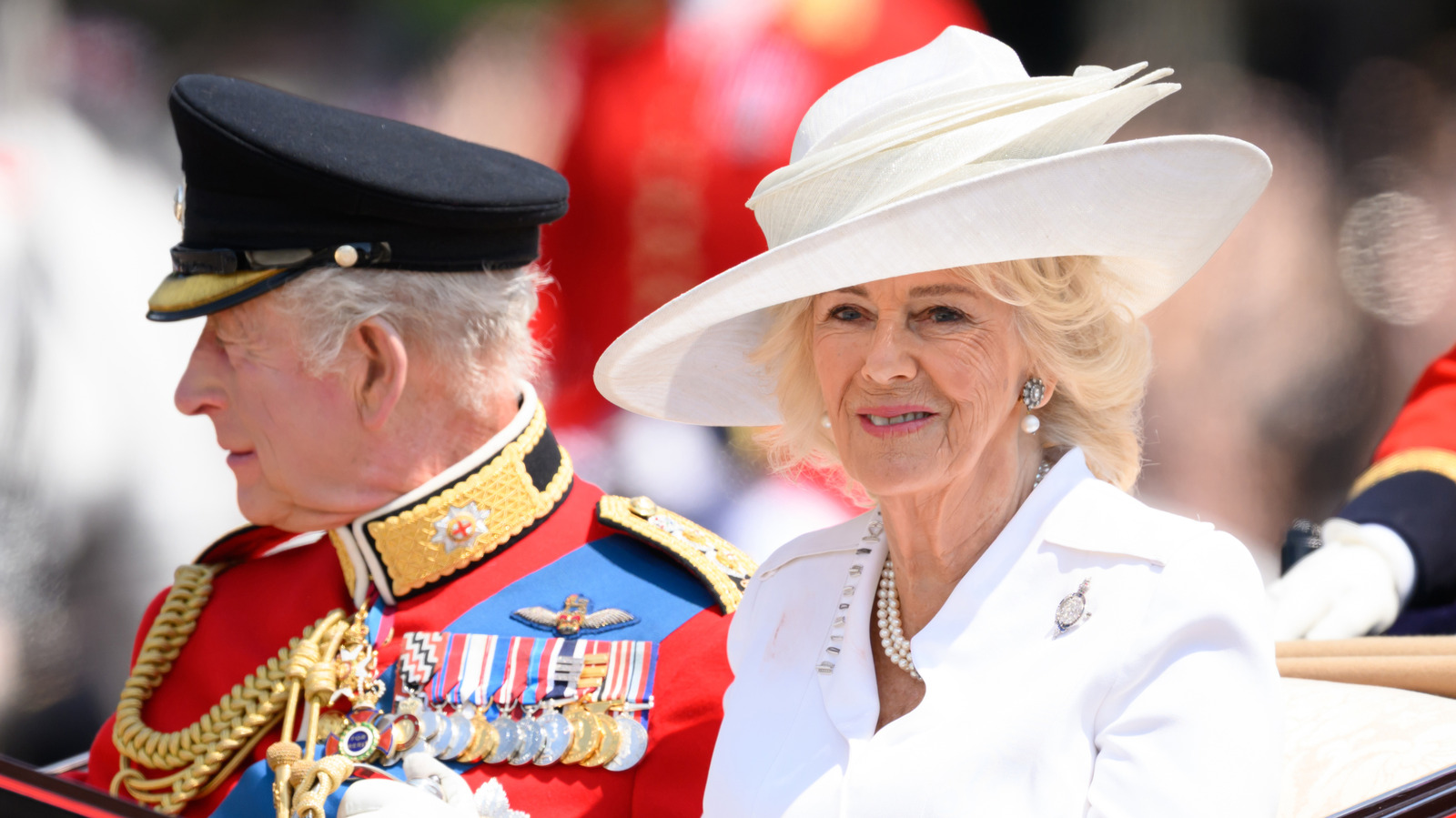 Los mejores atuendos de color de la reina Camilla a lo largo de los años