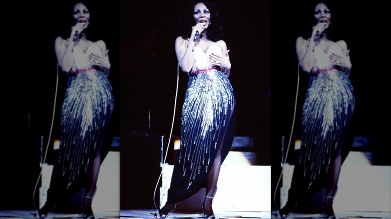Donna Summer actuando con un vestido de joyas en Los Ángeles en 1978