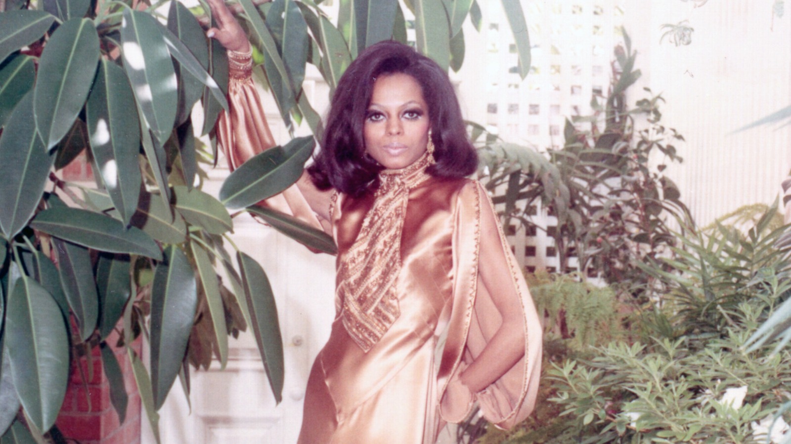 Atuendos icónicos de celebridades de los 70 que definieron la época
