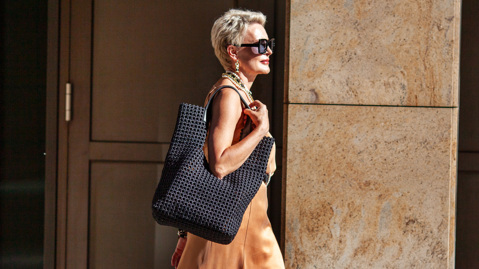 3 tendencias de accesorios del verano de 2026 perfectas para mujeres mayores