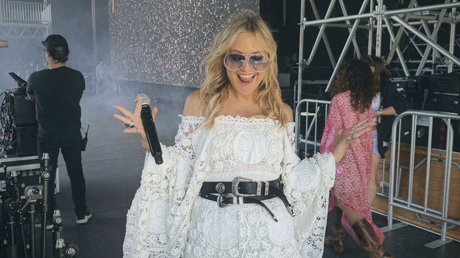 Inspo de vestimenta para festivales y conciertos de celebridades mayores de 40 años