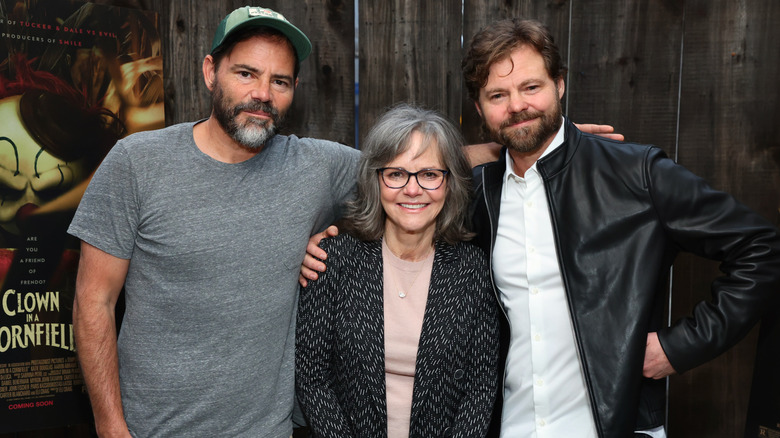 Sally Field posando entre sus hijos Peter Craig y Eli Craig.
