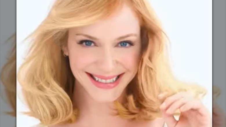 Christina Hendricks con cabello rubio