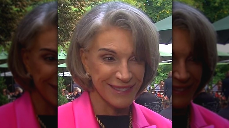 Un video de Instagram de Hilary Farr siendo entrevistada afuera con una chaqueta rosa brillante.