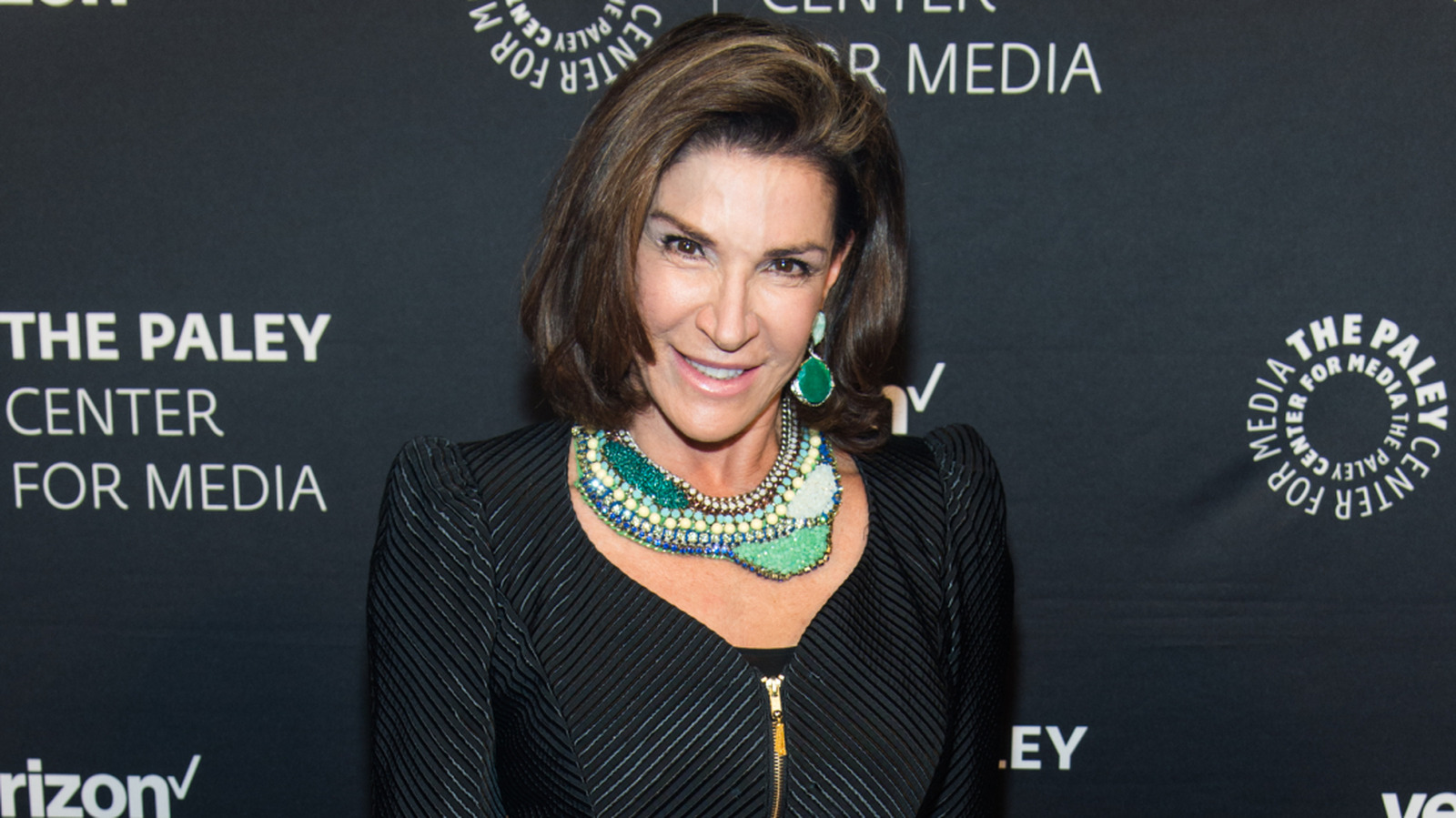 La estrella de HGTV, Hilary Farr, hace que la transición al cabello gris parezca tan elegante